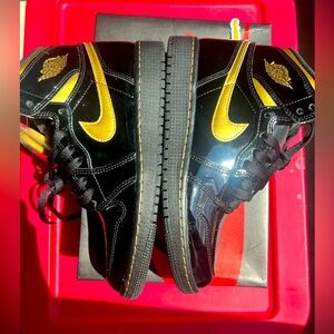 Jordan 1 Black Metallic Gold (2020) Size 5.5Y 
 575441 032